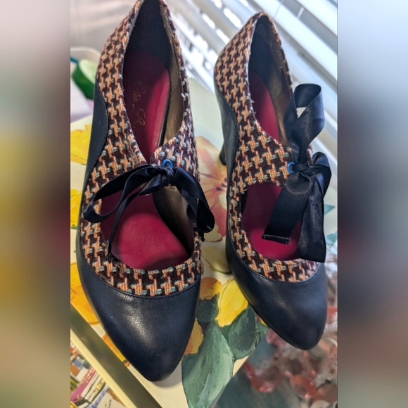 Poetic‎ License Stand Out Navy Pumps - Picture 5 of 14